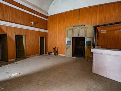 ...e accediamo al foyer: un�alta e ampia stanza tappezzata da pannelli in legno che lasciano spazio agli accessi di diversi locali laterali